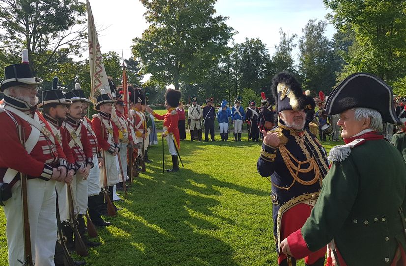 Bis zu 200 Darsteller in historischen Uniformen begrüßen die Stadtfestbesucher im Biwaklager.