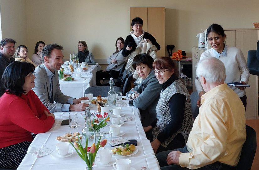 Diana Gonzalez Olivo, die Integrationsbeauftragte des Landes Brandenburg (r.), beim Arbeitsbesuch im Haus der Vereine, an dem Sprembergs Bürgermeisterin Christine Herntier (l.) sowie Andy Stolz (2.v.l.), Geschäftsbereichsleiter der Volkssolidarität LV Brandenburg e.V., teilnahmen.