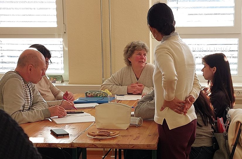 Aktuell zweimal wöchentlich treffen sich Ann-Kristin Petzak (m.), Mitarbeiterin im Mehrgenerationenhaus der Volkssolidarität und Leiterin der Kleiderkammer, mit ehrenamtlich Engagierten und Geflüchteten zum Sprachtreff im Haus der Vereine.