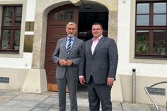 Innenminister Armin Schuster war am 2. August zu Besuch bei Radebergs Oberbürgermeister Frank Höhme (r.). Foto: Stadtverwaltung Radeberg