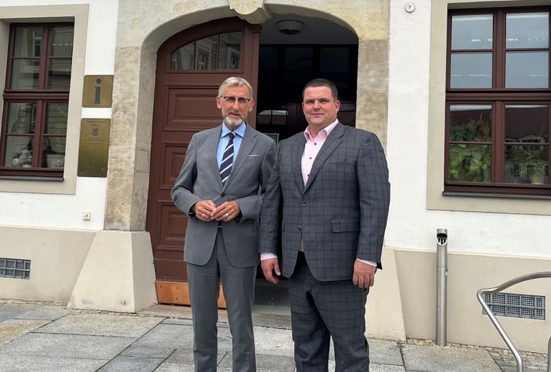 Innenminister Armin Schuster war am 2. August zu Besuch bei Radebergs Oberbürgermeister Frank Höhme (r.). Foto: Stadtverwaltung Radeberg
