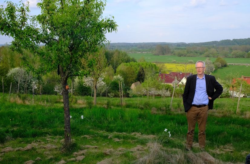 Dr. Michael Schlitt, Vorstandsvorsitzender der Oberlausitz-Stiftung, auf der Streuobstwiese in Leuba.