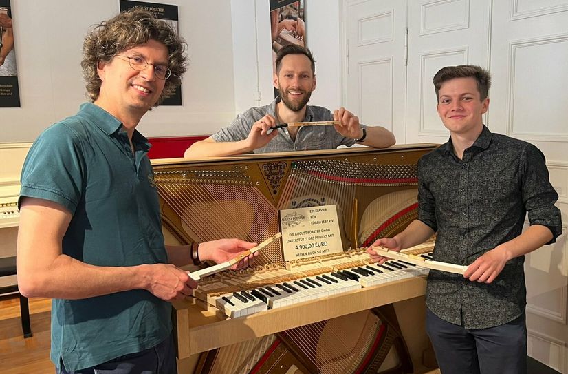 Gabriel Wandt von der Firma August Förster, David Brand und  Max Hilse vom Verein Löbaulebt begutachten den Zwischenstand des Klaviers. Foto: Verein