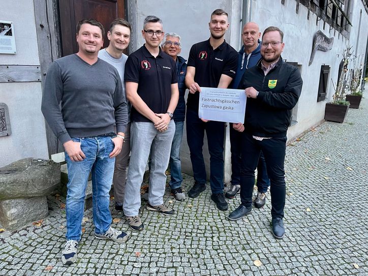 Die Fraktion »Straupitz im Herzen« und Teile des Vorstands Fastnachtsverein - v.l. Fabian Schneegaß, Henrik Schulz, Gerd Nuglisch, Manfred Jerol, Kai Orbanz, Dirk Anhalt, Manuel Pape