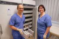Lars Geerdts, Ärztlicher Leiter der Frauenmilchbank und Oberarzt der Klinik für Kinder- und Jugendmedizin, und Susan Lindow, Mitarbeiterin der Frauenmilchbank und Kinderkrankenschwester auf der Frühgeborenenstation K3, in der Frauenmilchbank der MUL - CT.