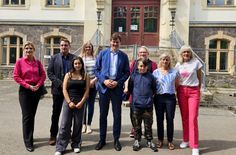 Kultusminister Conrad Clemens (5. v. li.) und Schulleiter Mike Lehnert (2. v. li.) im Austausch zu den Bedingungen an der W.-Reichard-Schule.