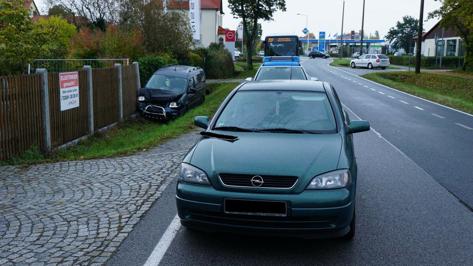 Beim Auffahrunfall landete der VW Caddy im Graben.