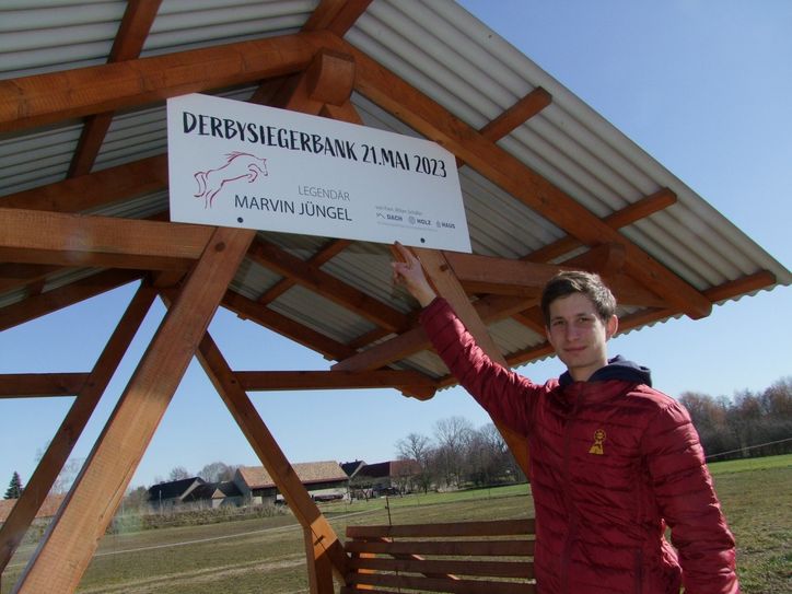 Eine überdachte Sitzbank am Reitplatz in Hausdorf: Nach seinem ersten Derbysieg wurde die mit einer Plakette geschmückt, die an Marvin Jüngels Überraschungssieg erinnert.