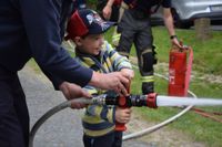 Jakob versucht sich als Feuerwehrmann.
