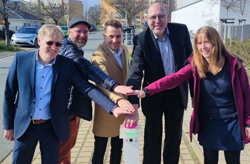 An der Arita-Grundschule haben heute Oberbürgermeister Olaf Raschke (2.vr.), Telekom-Regionalmanager Kai Gärtner (M.) und Bauamtsleiter Martin Schuster das neue Netz gemeinsam mit weiteren Beteiligten offiziell in Betrieb genommen.