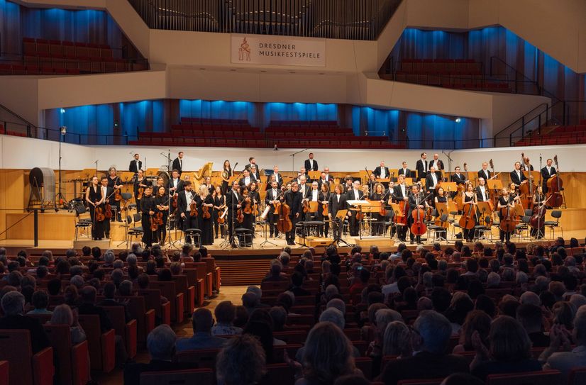 Jan Vogler und das Philharmonia Orchestra aus London bescherten am 4. Juni einen der Höhepunkte der diesjährigen Dresdner Musikfestspiele.