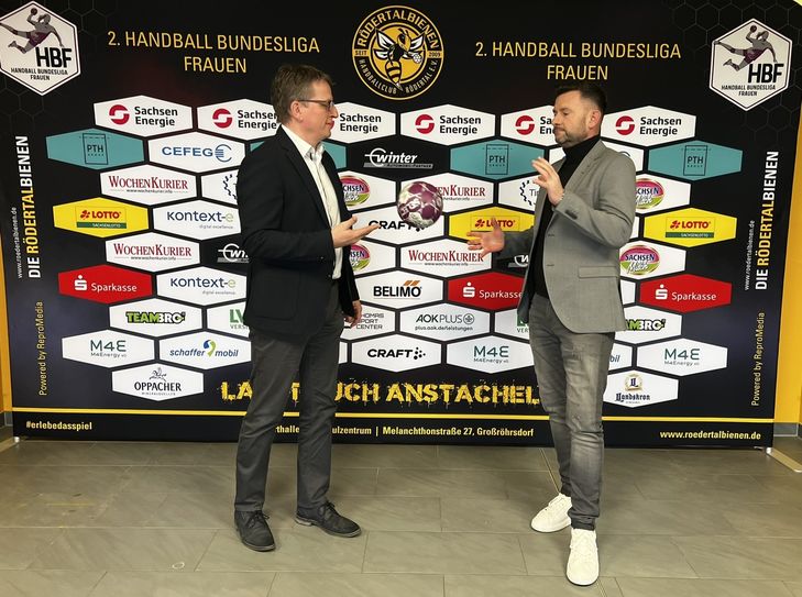 Kai Kaufmann übergibt den Ball symbolisch an Sven Hommel.