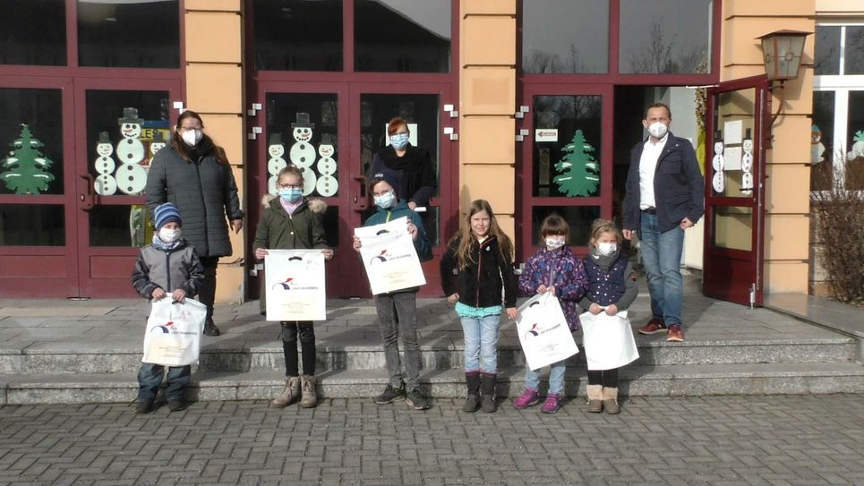 Preisübergabe vor der Europaschule. Foto: pm