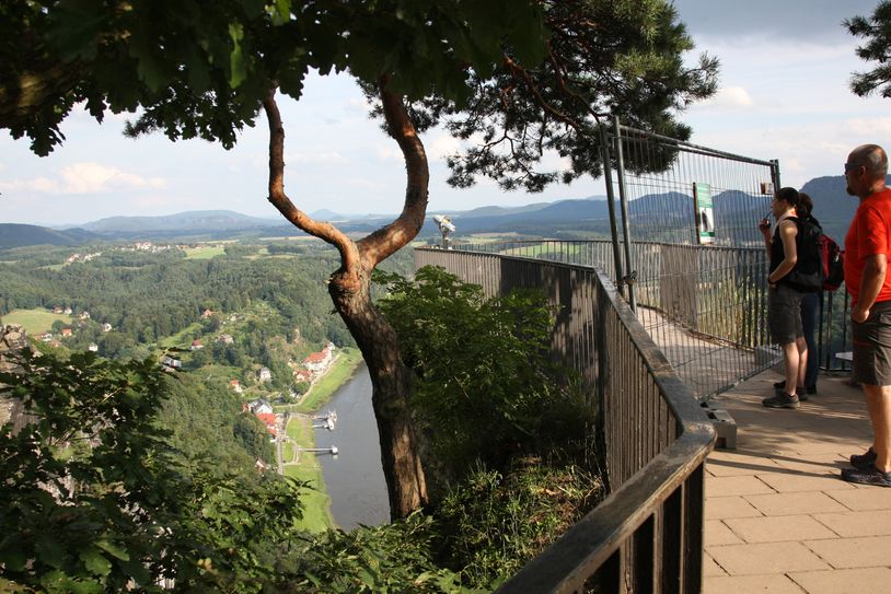 Die letzten Meter zur berühmten Basteiaussicht, wo der Blick auf die Elbe zwischen Lilienstein und Königstein gerichtet ist, bleiben ein  Dreivierteljahr gesperrt. Die Bastei bietet aber noch zahlreiche andere Aussichtspunkte.             Foto: D. Förster