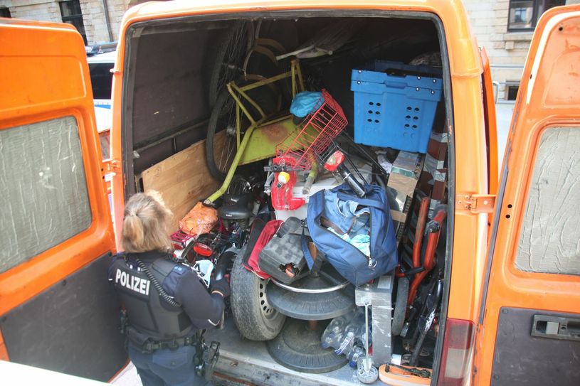 Der Transporter samt Diebesgut. Foto: Polizei