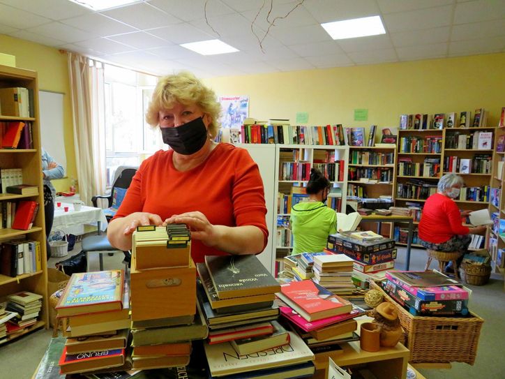 Undine Kotow mag ihre Ehrenämter. Die 57-Jährige kümmert sich auch um die Bücherstube. Foto: sr