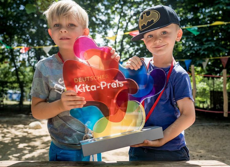 Stolze Kids mit der Trophäe. Foto: DKJS / F. Schmitt