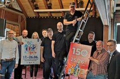 Anbrauen im Finsterwalder Brauhaus war angesagt zu der Festwoche mit 60 Jahre Partnerschaft Montataire - Finsterwalde und 150 Jahre Feuerwehr. Mit dabei vertreter der Stadt, des Partnerschaftsvereins und der Feuerwehr. Bürgermeister Jörg Gampe (rechts), Braumeister Markus Klosterhoff (2. von rechts) und Stadtbrandmeister Michael Kamenz (6. von rechts).