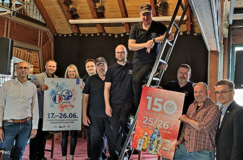 Anbrauen im Finsterwalder Brauhaus war angesagt zu der Festwoche mit 60 Jahre Partnerschaft Montataire - Finsterwalde und 150 Jahre Feuerwehr. Mit dabei vertreter der Stadt, des Partnerschaftsvereins und der Feuerwehr. Bürgermeister Jörg Gampe (rechts), Braumeister Markus Klosterhoff (2. von rechts) und Stadtbrandmeister Michael Kamenz (6. von rechts).