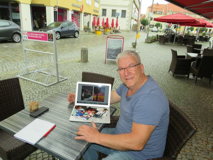 Wenn Ralf Gerstmann über »sein« Afrika spricht, schwingt Leidenschaft und Herzblut mit. Fotos als Erinnerungen von seinen Besuchen dürfen nicht fehlen. Foto: Silke Richter