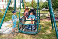 Diese Schaukel ist nur ein Teil des barrierefreien Spielplatzes, der im Rahmen der letzten Aktion „Die Lausitz hilft!“ errichtet werden konnte. Nun soll Geld für einen Pavillon gesammelt werden. Fotos: ema, Sauerland Spielgeräte GmbH