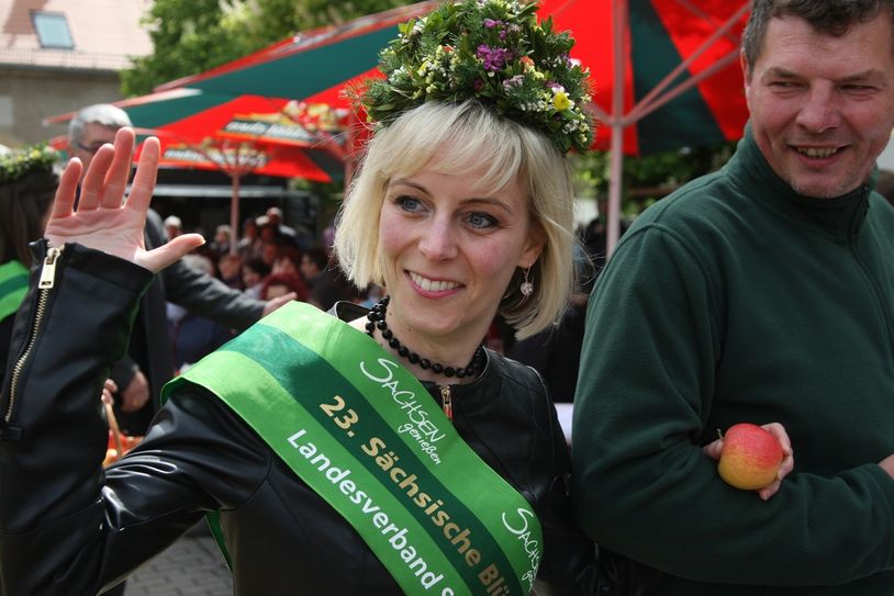 Die 23. Sächsische Blütenkönigin Antje I. wird die Erdbeersaison eröffnen. Das Foto entstand beim Blütenfest. Hier ist sie mit Jens Werner vom Blütenfestverein Borthen unterwegs. Foto: Daniel Förster