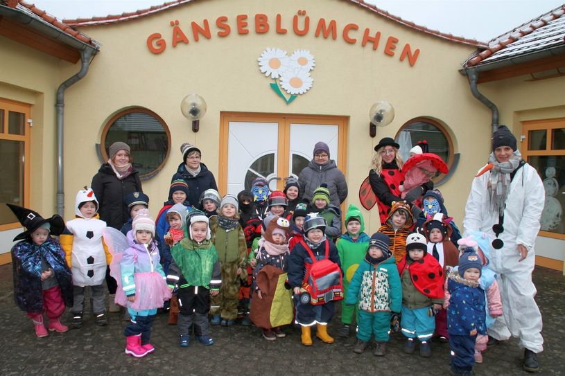 Schnitzeljagd statt Zampern - Weil die Tätzschwitzer »ihre Kinder« auch trotz Corona in bunten Kostümen durch den Ort ziehen sehen wollten, gab und gibt es zum Dank Spenden, mit denen die Kita Bastelmaterial kaufen kann.