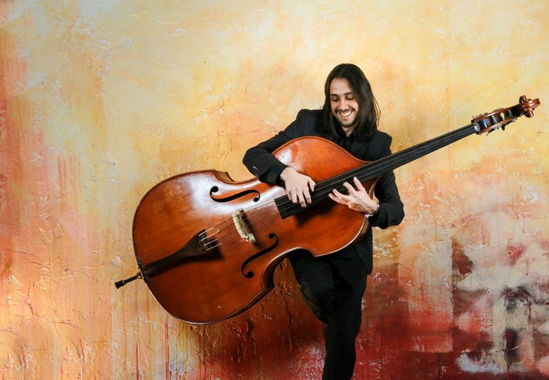Insgesamt zehn Musiker werden in den Bussen für Unterhaltung sorgen. Diego Furian ist mit seinem Kontrabass einer von ihnen. (Foto: PR)