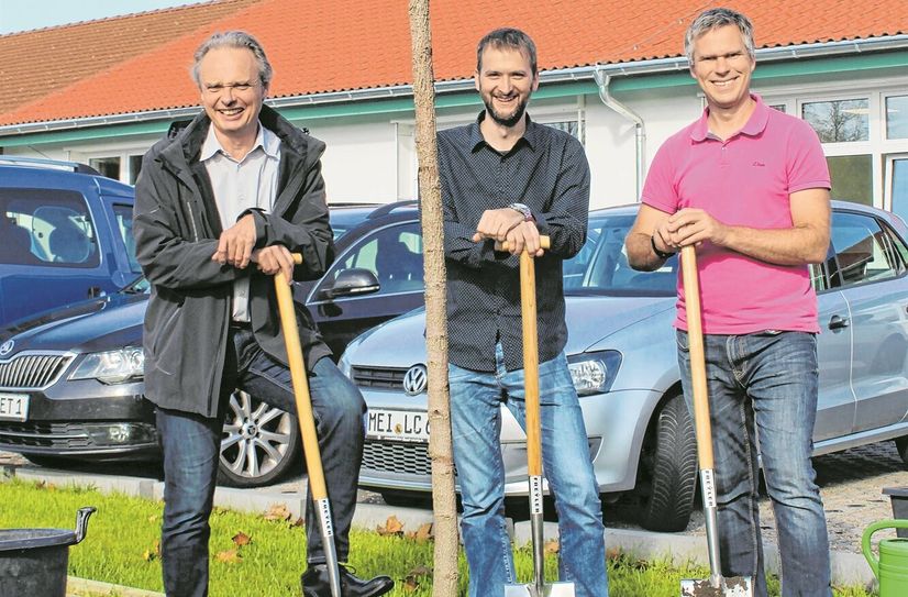 Frank Kuno als Vertreter der Planungs- und Baupartner Freyler hat das Einweihungsgeschenk gemeinsam mit dem Laborleiter Maik Preußner und dem Geschäftsführer Tillmann Schütz in die Erde gebracht. Das Bäumchen zur Einweihung des Neubaus der Schütz Zahntechnik soll stattlich wachsen.