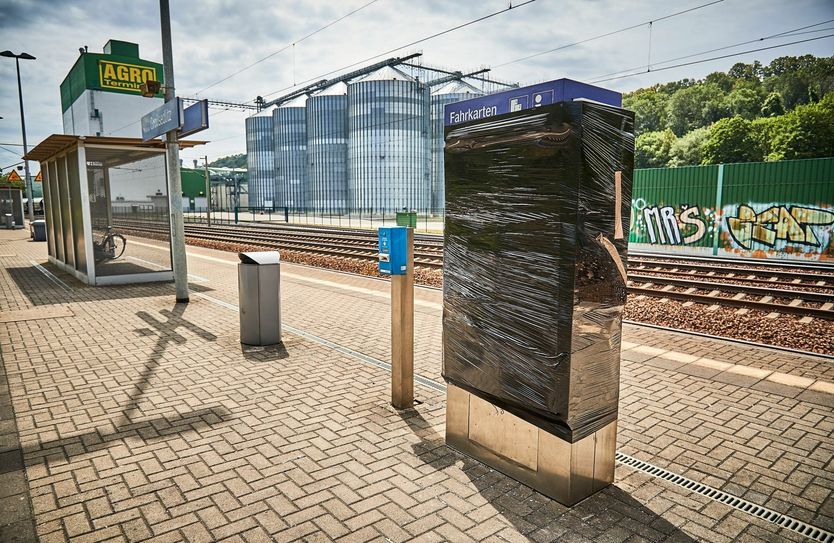 Jüngster Fall aus einer Reihe: Der Ticketautomat der Bahn wurde am Samstagmorgen gesprengt. Foto: Marko Förster