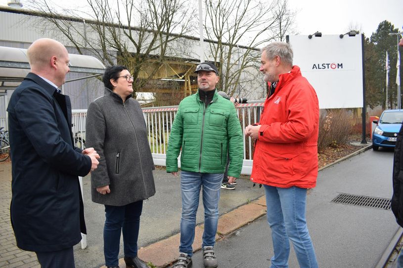 v.l: Der SPD-Vorsitzende Henning Homann, SPD-Bundestagsabgeordnete Kathrin Michel, stellv. Betriebsratsvorsitzender Frank Albert und Uwe Garbe, Erster Bevollmächtigter der IG Metall Ostsachsen vor dem Werkstor bei Alstom Bautzen. Foto: spa