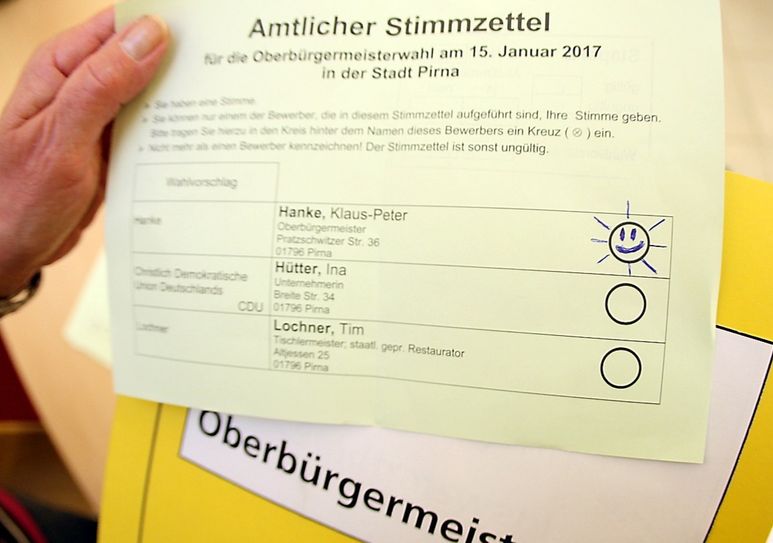 Der etwas andere Wahlschein in Pirna, eine strahlende Sonne anstelle des Kreuzchens.   Foto: Förster