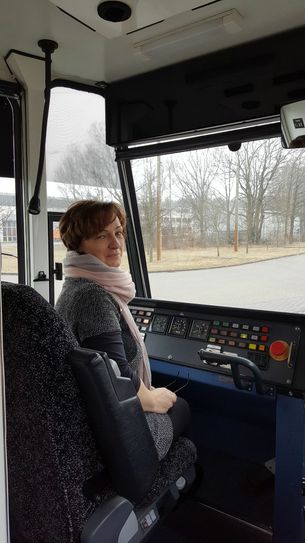 Cerry Welzel macht sich mit den Knöpfen in der Fahrerkabine vertraut. Fotos: Lösche