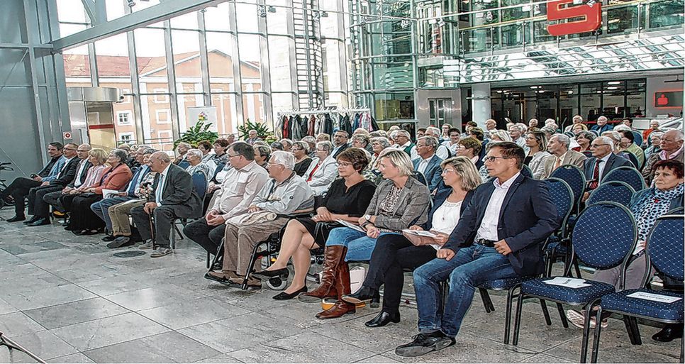 Chorliebhaber aus der ganzen Region kamen zum Festkonzert in die Sparkasse in Riesa. Fotos: Verein