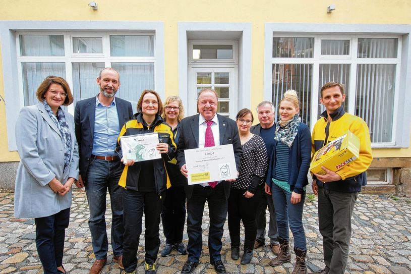 Mitarbeiter der Deutschen Post spendeten 1?000 Euro an das Bündnis „Willkommen in Bautzen“. Hier mit OB Alexander Ahrens (SPD), 2.v.l. Foto: pm
