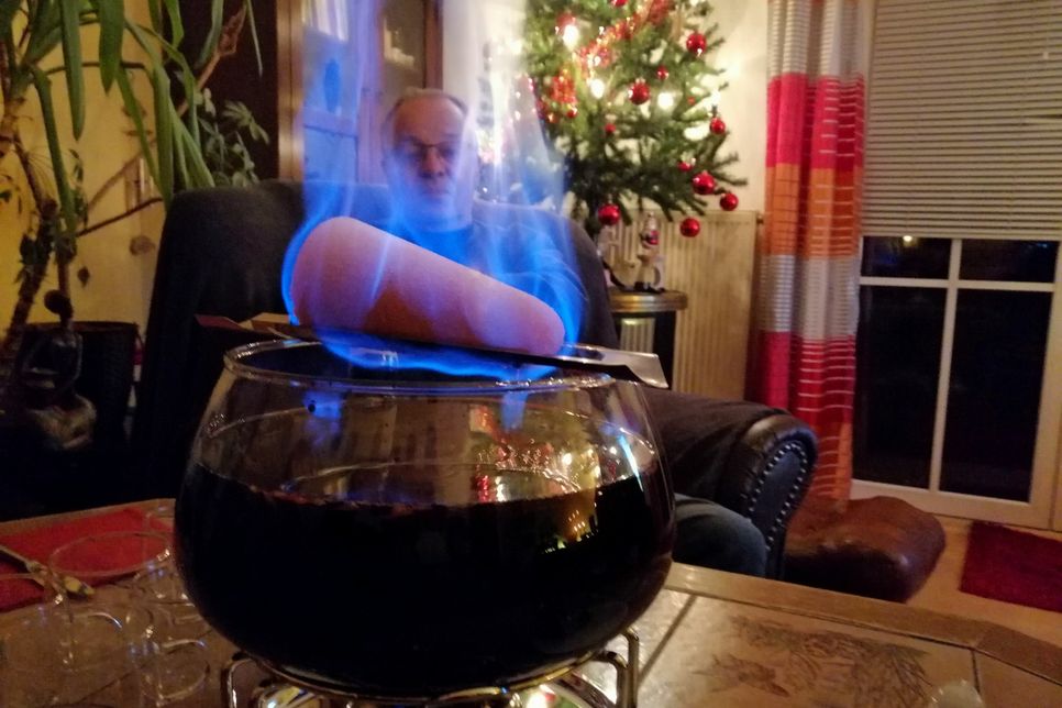 Eine Feuerzangenbowle gehört bei Familie Richter einfach zu Weihnachten. Foto: sr