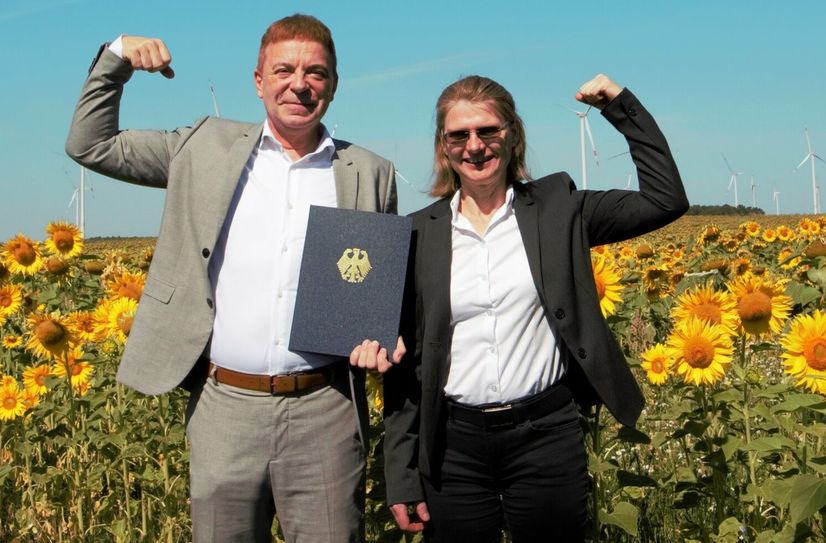 Siegfried Richter, Geschäftsführer der RVS und Manuela Muster, Leiterin Technik der RVS, freuen sich über eine Förderung für alternative Antriebe.