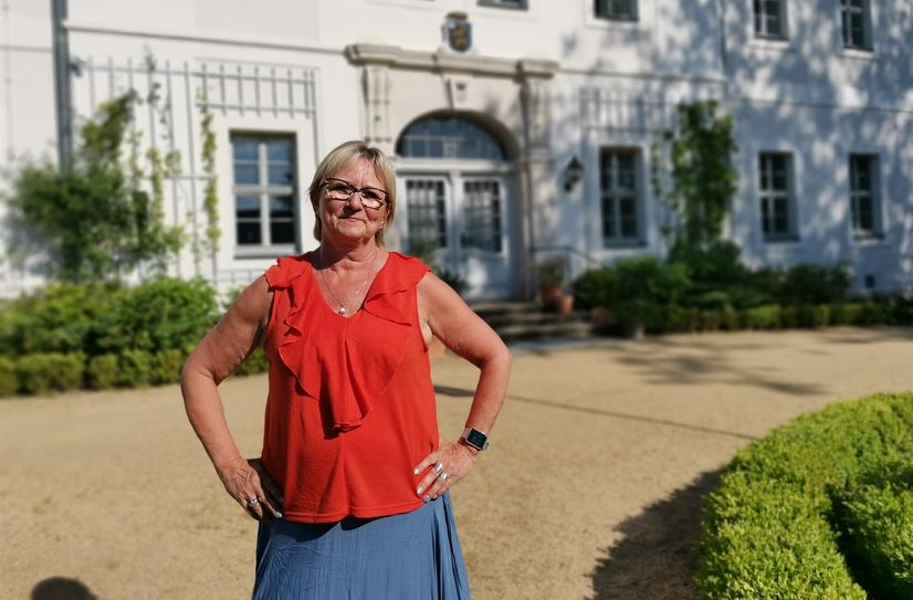 Kerstin Fiedler vor dem Schloss Gröditz.