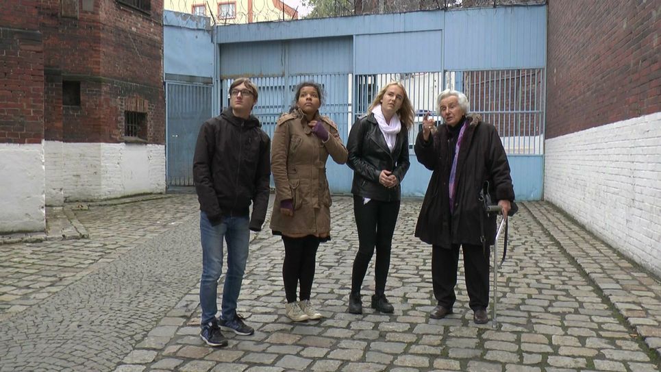 Anita Lasker-Wallfisch mit Teilnehmern des Workshops im Gefängnishof in Breslau. Foto: Karin Kaper Film GbR
