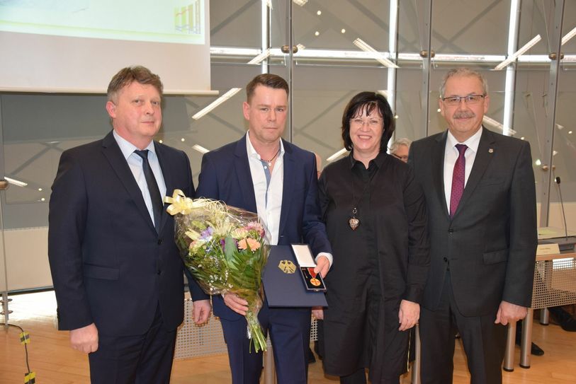 Foto : v.l.n.r. Präsident des Kreistages Herr Dr. Schüler, Herr Kai Noack, Bürgermeisterin der Stadt Spremberg Frau Christine Herntier, Landrat Harald Altekrüger