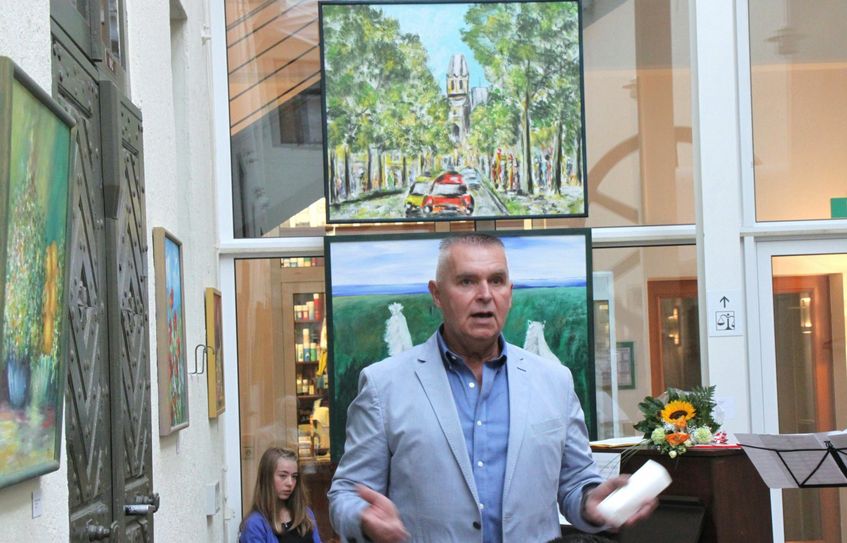 Dietrich Tosch freut sich über zahlreiche Besucher zur Eröffnung seiner Ausstellung.
