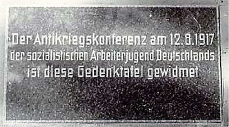 Diese Tafel war einst auf dem Sandsteinblock montiert. Foto: Rippich