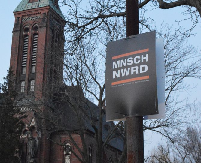 Mit Plakaten wie diesem wurde in Ostritz auf Werte wie Menschlichkeit, Vernunft, Nächstenliebe, Gerechtigkeit und Akzeptanz hingewiesen. Am Wochenende wurden alle Plakate der Aktion zerstört. Foto: Augen auf e.V.