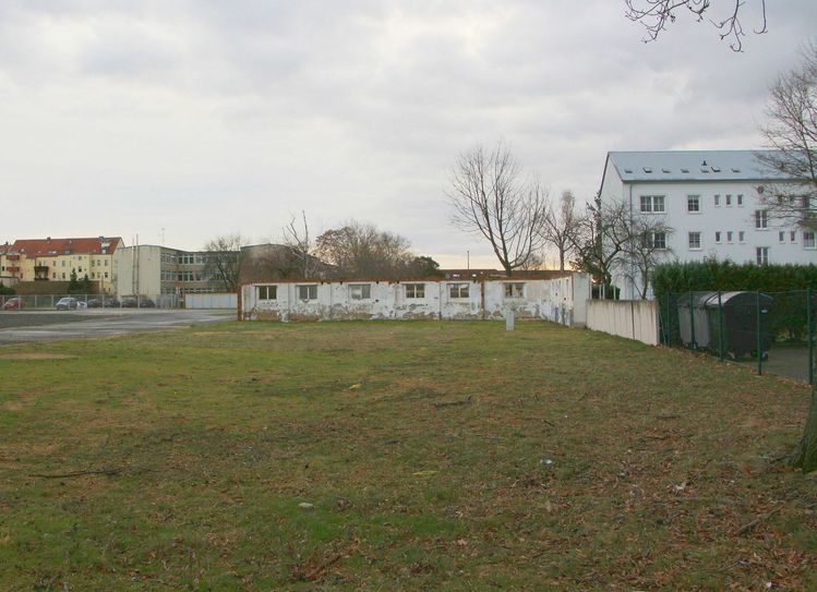 Zu den Häusern am Lutherplatz (re.) soll eine attraktive und schützende Abgrenzung gefunden werden. Lageplan des neuen Marktes auf dem eh. Widmann-Gelände.