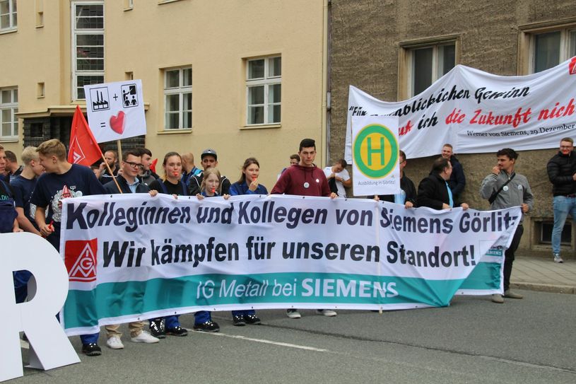 Am 22. August hatten sich rund 400 Beschäftigte vor den Siemens-Toren in Görlitz versammelt, um gegen die mögliche Schließung der Ausbildungsabteilung zu protestieren. Foto: Keil