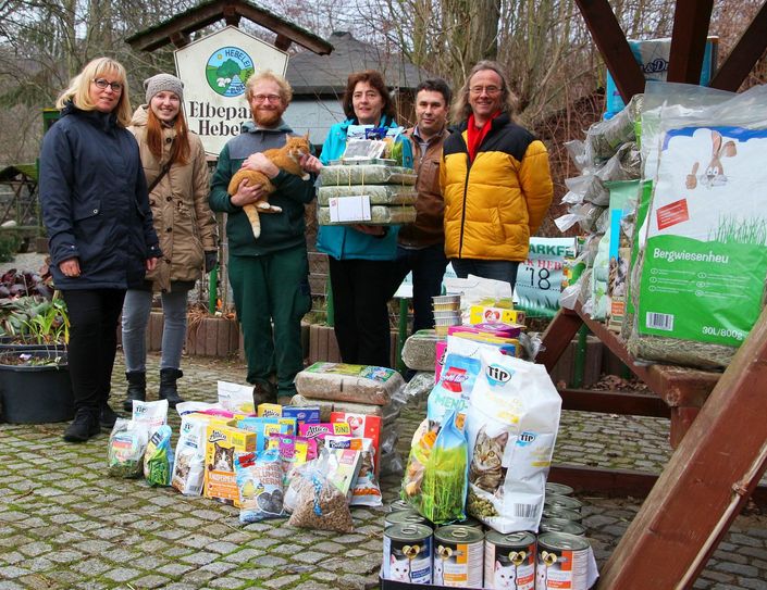 Stellvertretend für alle fleißigen Spender haben die WochenKurier-Mitarbeiter Annett Stel, Stefanie Thomas, Steffi Sossna und Jürgen Dörsel die vielen Futter- und Geldspenden an den Hebelei-Chef Sven Näther  übergeben. Torsten Gerstmann vom noch jungen Förderverein der Hebelei freute sich ebenfalls über die rege Beteiligung der Leser. Vielen Dank an alle Unterstützer. Foto: Farrar