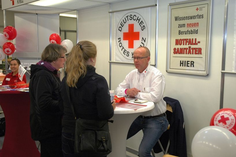 Tino Eichelberger bei der 2. Ostsächsischen Pflegemesse im Einsatz: Die Infos zum neuen Berufsbild „Notfallsanitäter“ wurden in Löbau von Jung und Alt gut nachgefragt. Foto: has