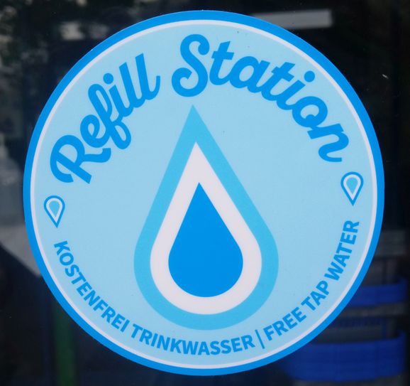 Wo dieses Symbol zu finden ist (z.B. an Ladentüren und gastronomischen Einrichtungen) können Wasserflaschen kostenlos mit Trinkwasser befüllt werden. LHD/Umweltamt