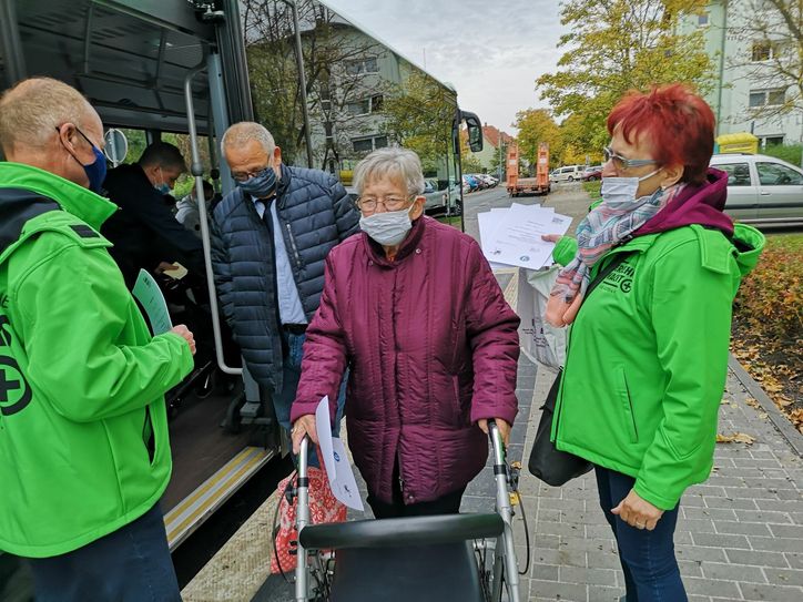 Großer Andrang herrschte beim Rollator-Training in Finsterwalde. Mit 20 Senioren waren es so viele Teilnehmer wie noch nie. Fotos:db
