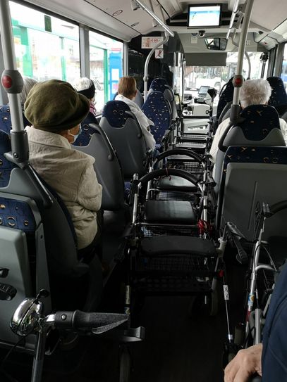 Einige Teilnehmer fuhren an diesem Tag das erste Mal seit langem wieder mit dem Bus. Ziel der Schulung war, dass Senioren mit Handicap mobil bleiben.
